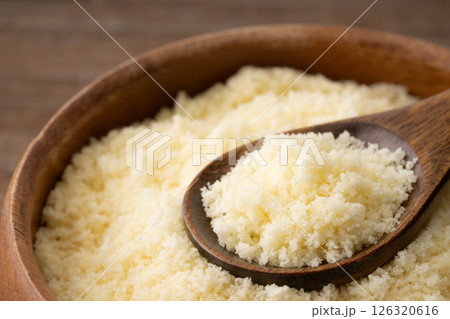 スプーンに載せた粉チーズのクローズアップ 126320616