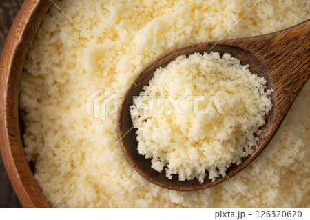 スプーンに載せた粉チーズのクローズアップ 126320620