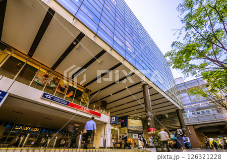 日本の東京都市景観 インバウンド続く…外国人観光客らで賑わう秋葉原 126321228