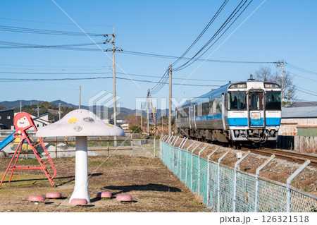 【牟岐線】公園の横を通過する特急列車 126321518