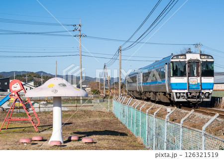 【牟岐線】公園の横を通過する特急列車 126321519