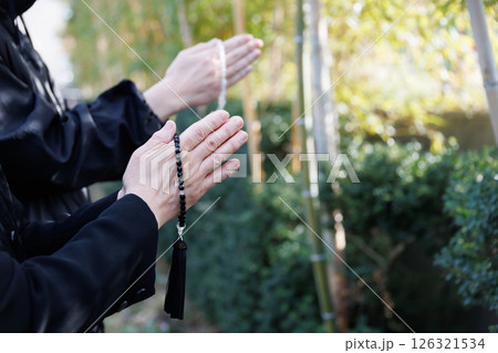 合掌する女性の手 126321534