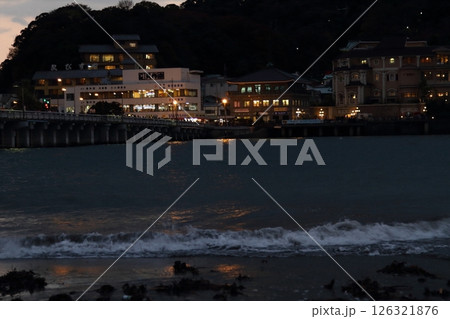 夕日に照らされる江ノ島 126321876