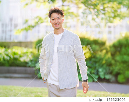 公園でリラックスする30代男性　男性ポートレート 126323003