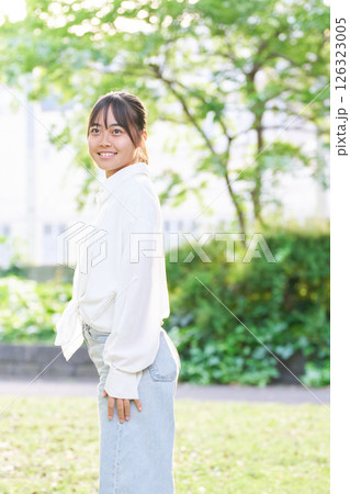 公園でリラックスする若い女性のポートレート 126323005