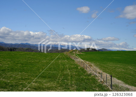 十勝の農場と山と雲 126323068
