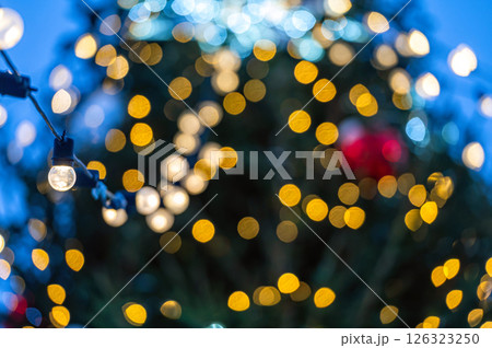Christmas tree with yellow garlands lights and bokeh copy space 126323250