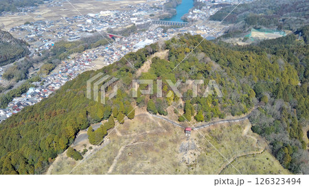 美濃金山城　空撮　本丸と曲輪の様子 126323494