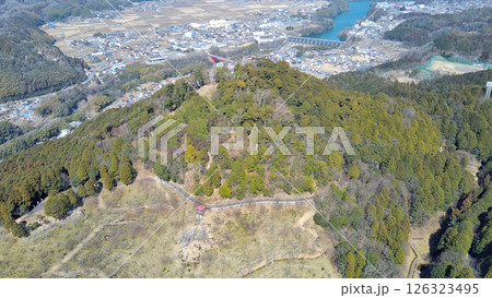 美濃金山城　空撮　本丸と曲輪の様子 126323495