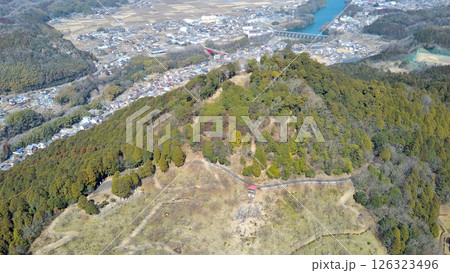 美濃金山城 空撮 本丸と曲輪の様子 美濃金山城 空撮 本丸と曲輪の様子 126323496