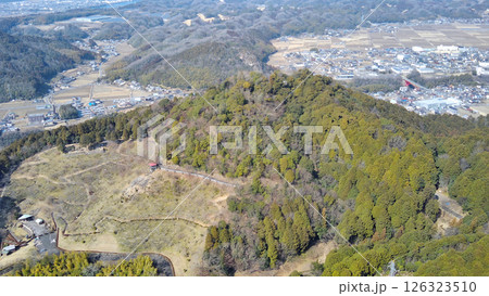 美濃金山城　空撮　本丸と曲輪の様子 126323510