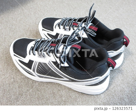 ウォーキングやスポーツで履く男性用の運動用シューズ ウォーキングやスポーツで履く男性用の運動用シューズ 126323571