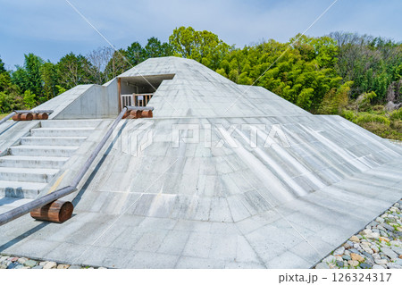 奈良県明日香村　復元された牽牛子塚古墳 126324317