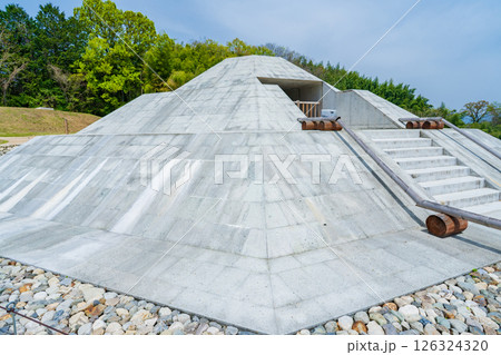 奈良県明日香村　復元された牽牛子塚古墳 126324320