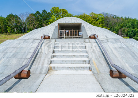 奈良県明日香村　復元された牽牛子塚古墳 126324322