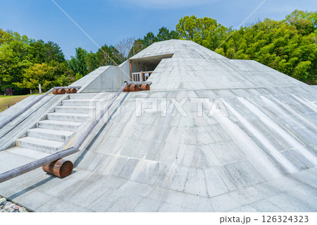 奈良県明日香村　復元された牽牛子塚古墳 126324323