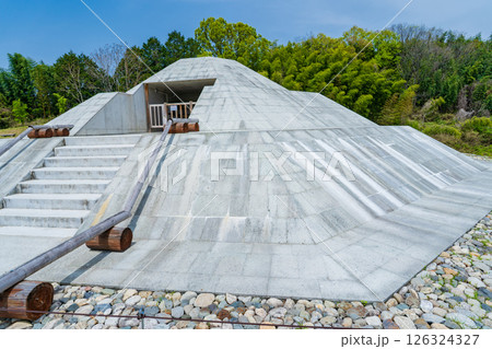 奈良県明日香村　復元された牽牛子塚古墳 126324327