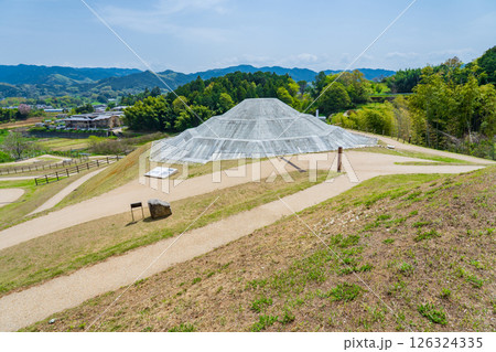 奈良県明日香村　復元された牽牛子塚古墳 126324335