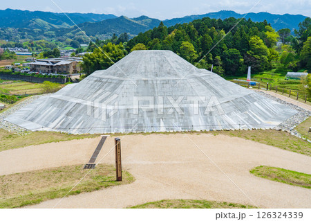奈良県明日香村　復元された牽牛子塚古墳 126324339