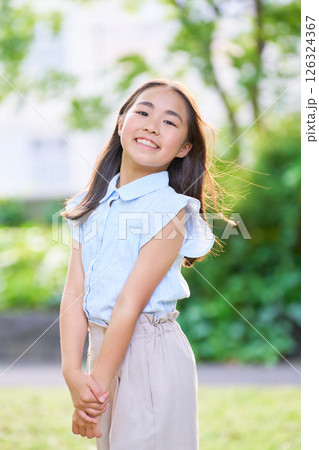 公園でリラックスする小学生の女の子 公園でリラックスする小学生の女の子 126324367