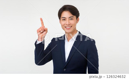 ひらめきと笑顔のビジネス男性 126324632