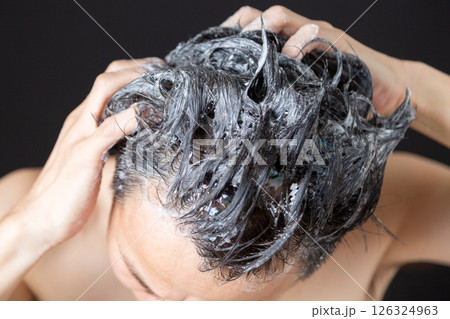 シャンプーをするミドル男性 126324963