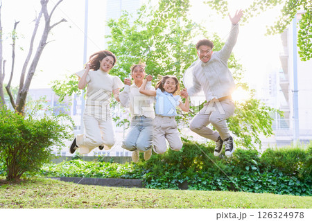 家族でジャンプ|笑顔はじける休日 家族でジャンプ|笑顔はじける休日 126324978