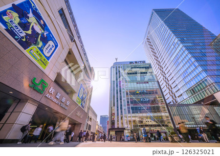 日本の東京都市景観 インバウンド続く…外国人観光客らで賑わう秋葉原 126325021