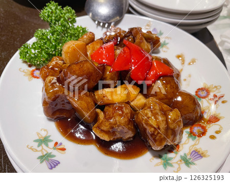 黒酢の酢豚 本格中華の甘酸っぱいポーク料理 126325193