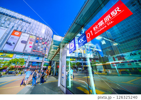 日本の東京都市景観 インバウンド続く…外国人観光客らで賑わう秋葉原。右はつくばエクスプレス秋葉原駅 日本の東京都市景観 インバウンド続く…外国人観光客らで賑わう秋葉原。右はつくばエクスプレス秋葉原駅 126325240