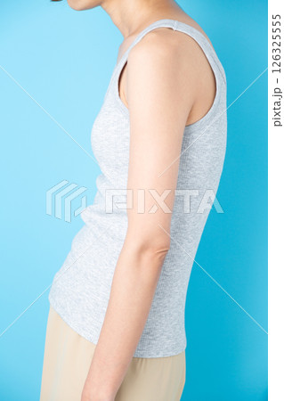 猫背のミドル女性 126325555