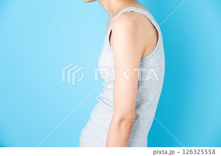 猫背のミドル女性 猫背のミドル女性 126325558