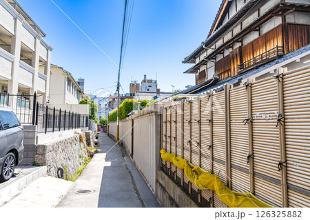 【重要伝統的建造物群保存地区】北野町山本通　初夏の路地　兵庫県神戸市中央区 126325882