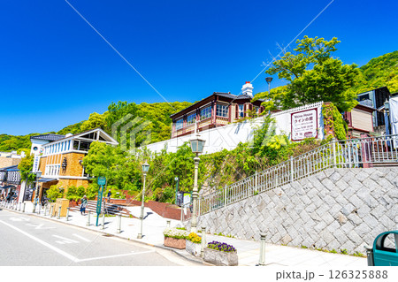 【重要伝統的建造物群保存地区】北野町山本通　初夏の北野通りとラインの家1　兵庫県神戸市中央区 126325888
