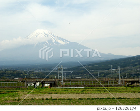 新幹線から見える雪の富士山 新幹線から見える雪の富士山 126326174