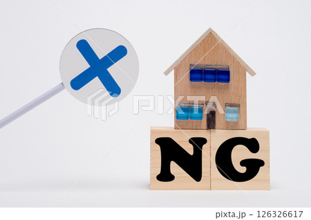バツ印とNGの文字と住宅のイメージ 126326617