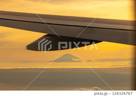 飛行機から見た夕焼けの中の富士山 飛行機から見た夕焼けの中の富士山 126326767