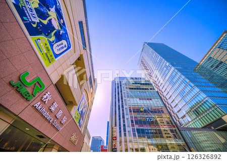 日本の東京都市景観 インバウンド続く…(外国人観光客らで賑わう)秋葉原 126326892