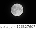 夜空に浮かぶ満月 126327607
