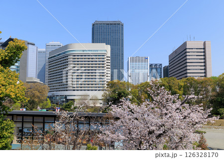 春の大阪城の城テラス(大阪府大阪市中央区) 春の大阪城の城テラス(大阪府大阪市中央区) 126328170