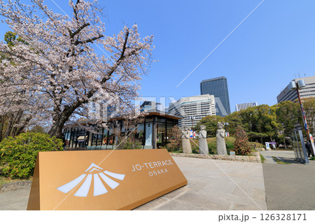 春の大阪城の城テラス(大阪府大阪市中央区) 春の大阪城の城テラス(大阪府大阪市中央区) 126328171