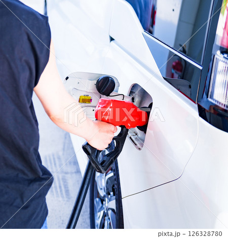 セルフ ガソリンスタンド で ガソリン を 給油 する　【 原油 高騰 の イメージ 】 126328780