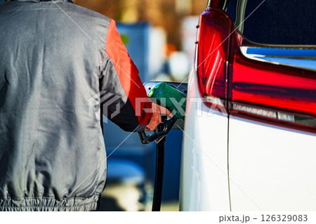 フルサービス の ガソリンスタンド で ガソリン を 給油 する 【 原油 高騰 の イメージ 】 126329083