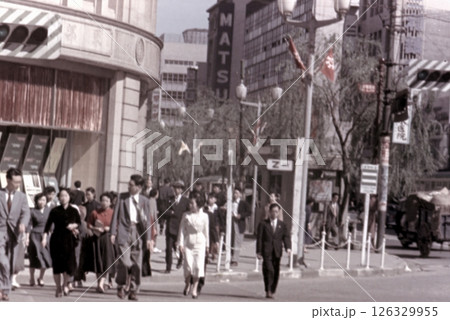 古写真　1956年　東京　銀座四丁目の風景 126329955