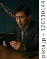 暴落相場を見つめる男性 126330144