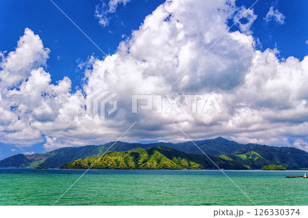 新緑の海と雲 126330374