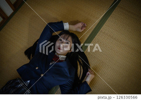 和室内で寝転ぶ女子高生　教育　進路相談　SNS　日常 126330566