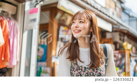 観光する日本人女性 126330823