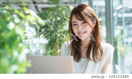 ノートパソコンで仕事をする女性 ノートパソコンで仕事をする女性 126331489