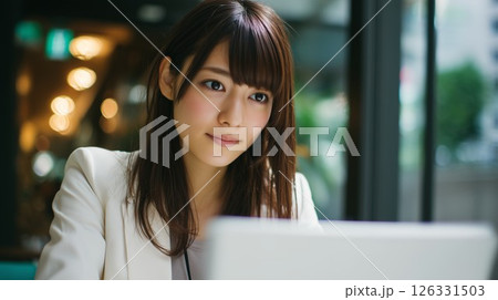 ノートパソコンで仕事をする女性 126331503